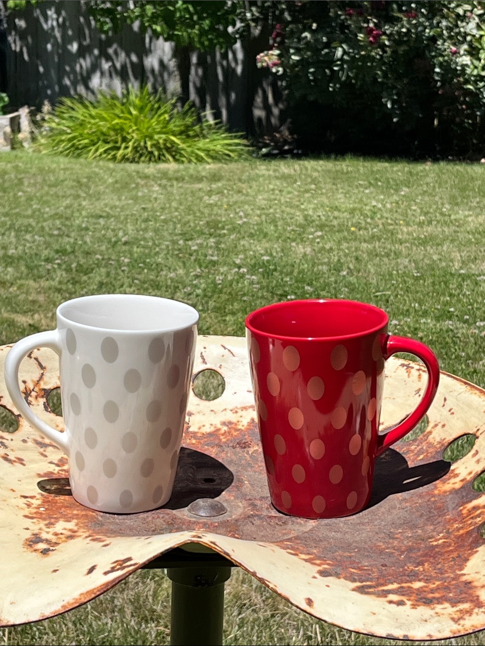 2005 Pair EUC Super Starbucks Red & white with Copper Circles Coffee Cups
